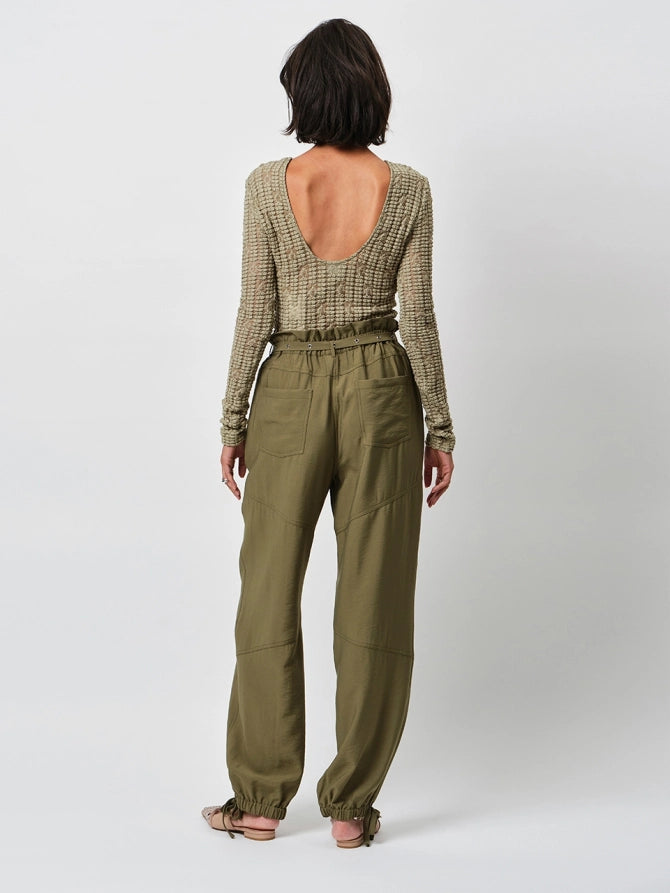 Tailliertes Spitzen-Top Ellis in Sunlit Grass – Eleganz trifft auf Modernität