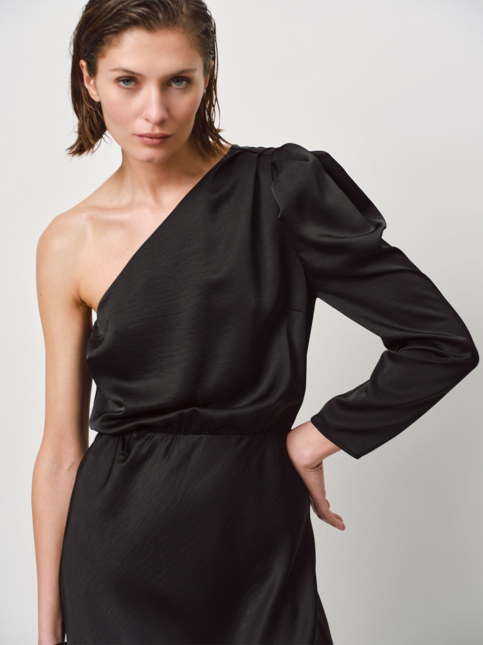 Schulterfreies Abendkleid in schwarz