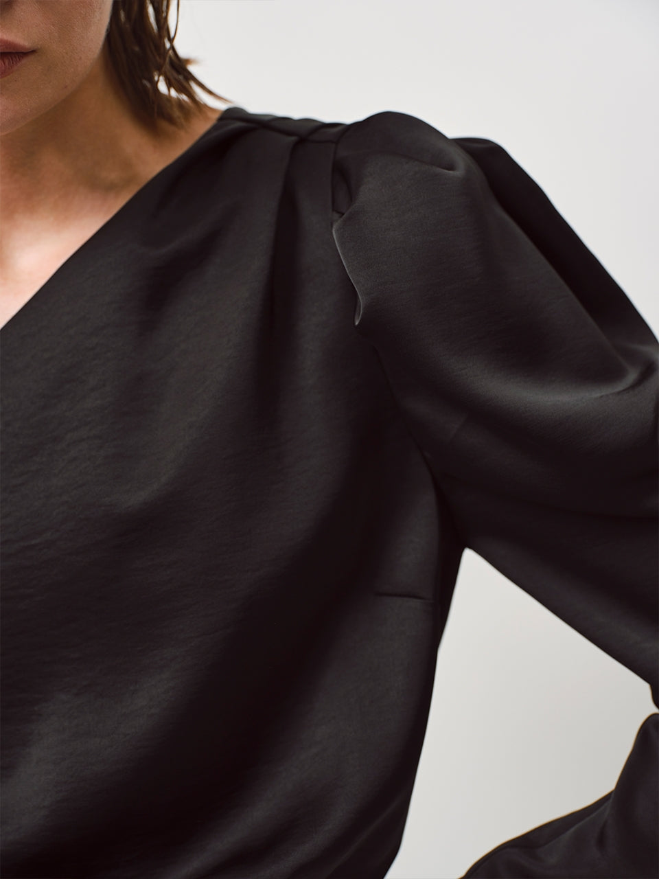 Shoulder evening dress in black