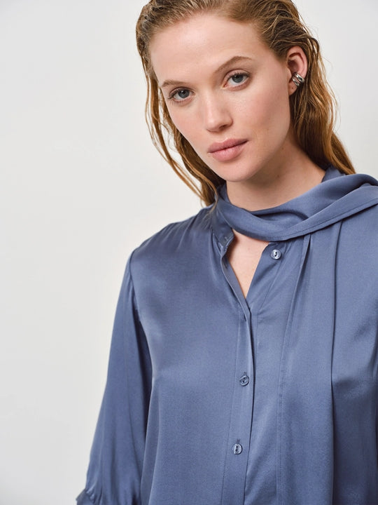 Blaue Seidenbluse