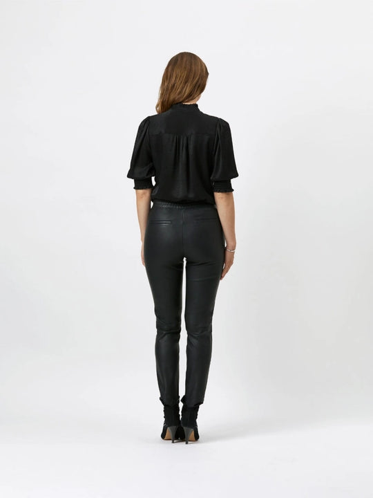 Black short -sleeved blouse