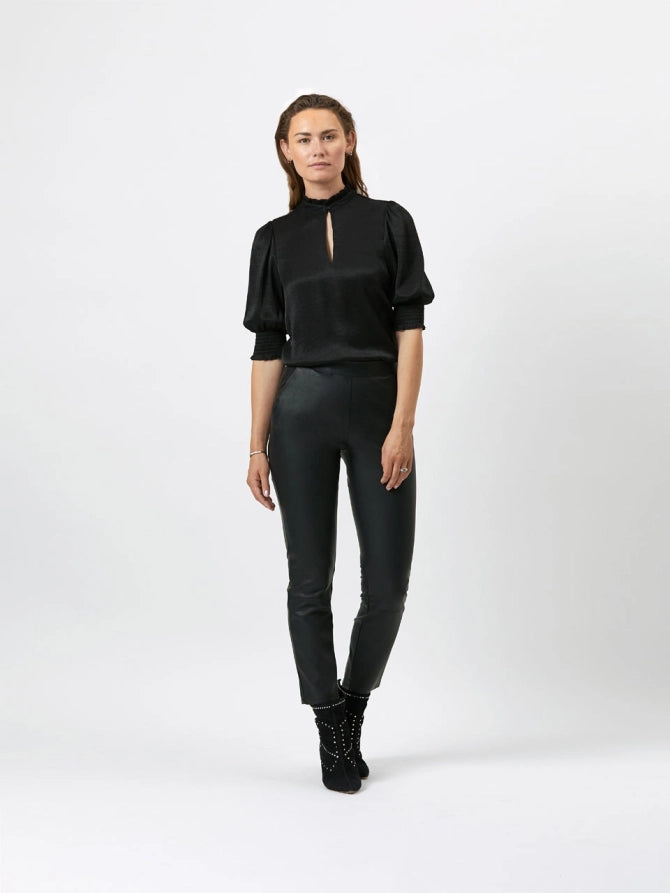 Black short -sleeved blouse