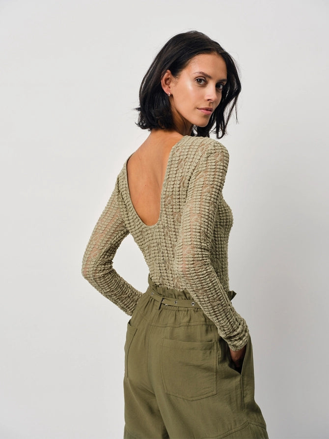 Tailliertes Spitzen-Top Ellis in Sunlit Grass – Eleganz trifft auf Modernität