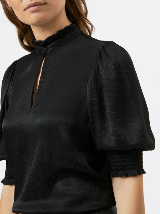 Black short -sleeved blouse