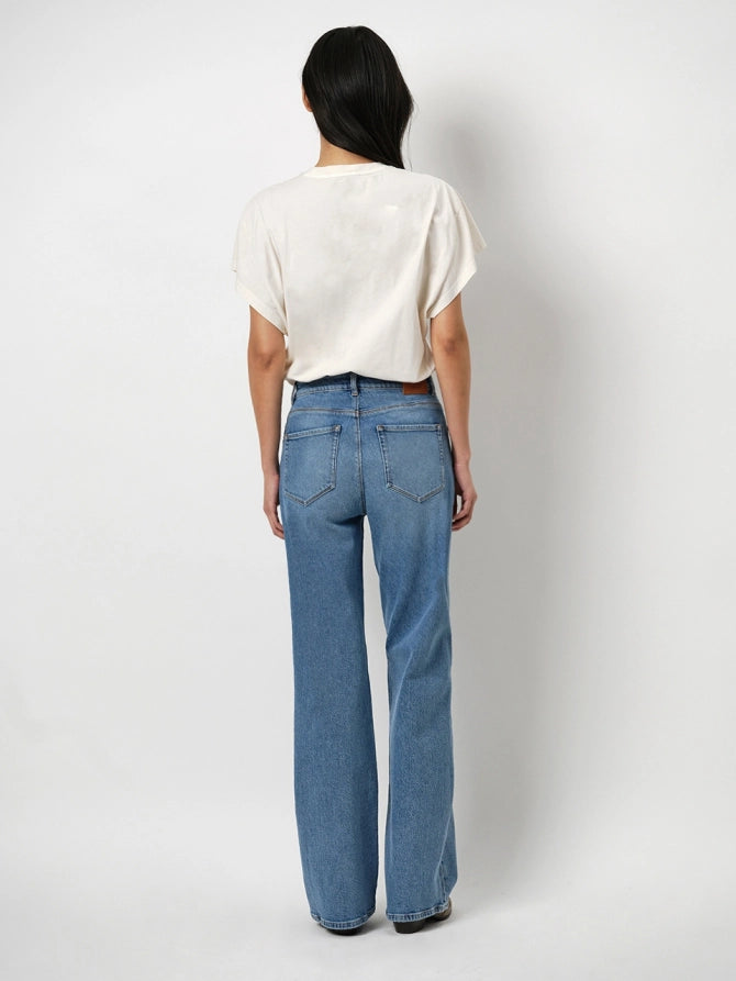 Die perfekte Alltagsjeans von der Marke Dante6 – Modell Bella in Washed Blue