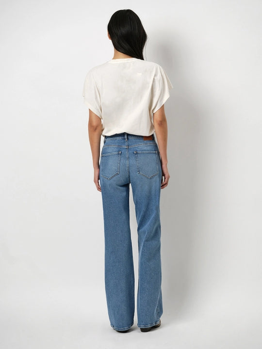 Die perfekte Alltagsjeans von der Marke Dante6 – Modell Bella in Washed Blue