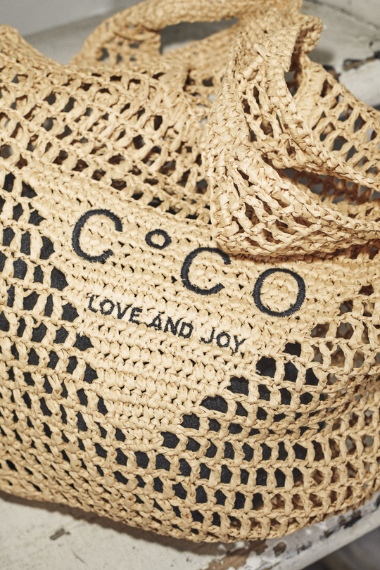 Shopper made from hand -woven natural straw