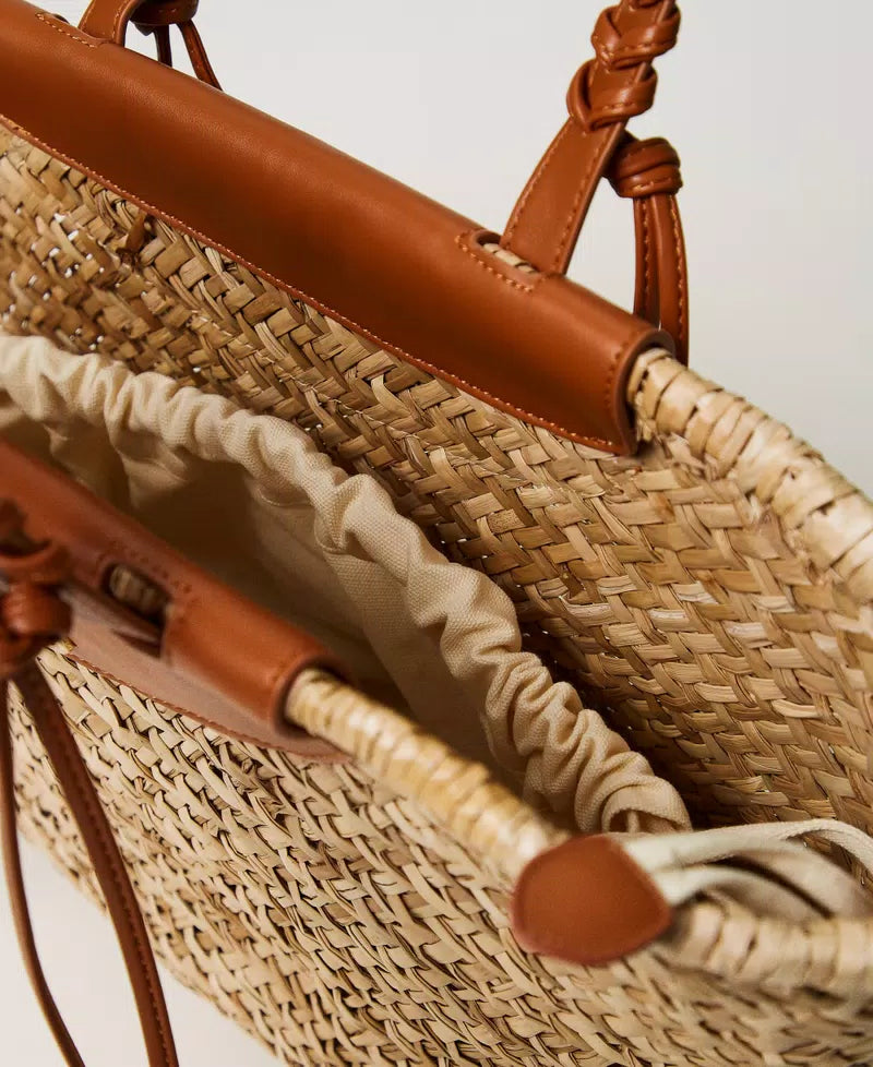 Shopper made from hand -woven natural straw
