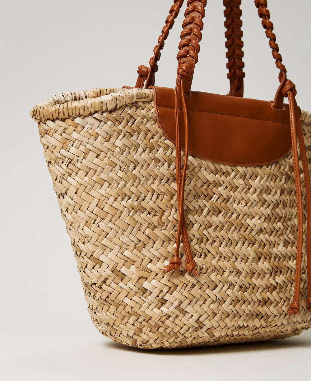 Shopper made from hand -woven natural straw