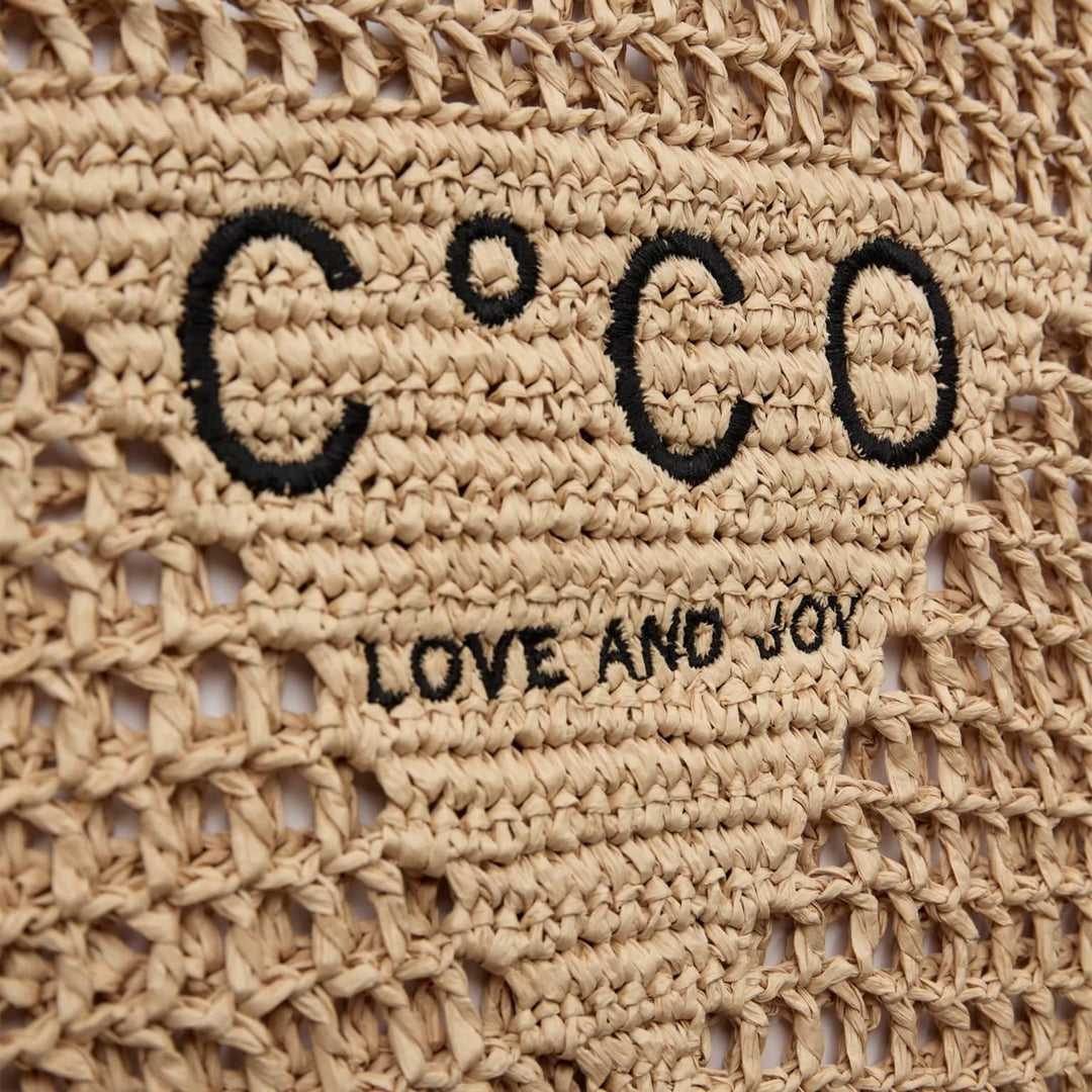 Shopper made from hand -woven natural straw