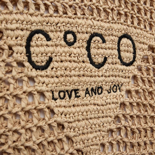 Shopper made from hand -woven natural straw