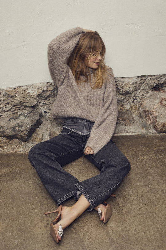 Wall nut -colored turtleneck sweater