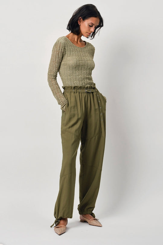 Tailliertes Spitzen-Top Ellis in Sunlit Grass – Eleganz trifft auf Modernität
