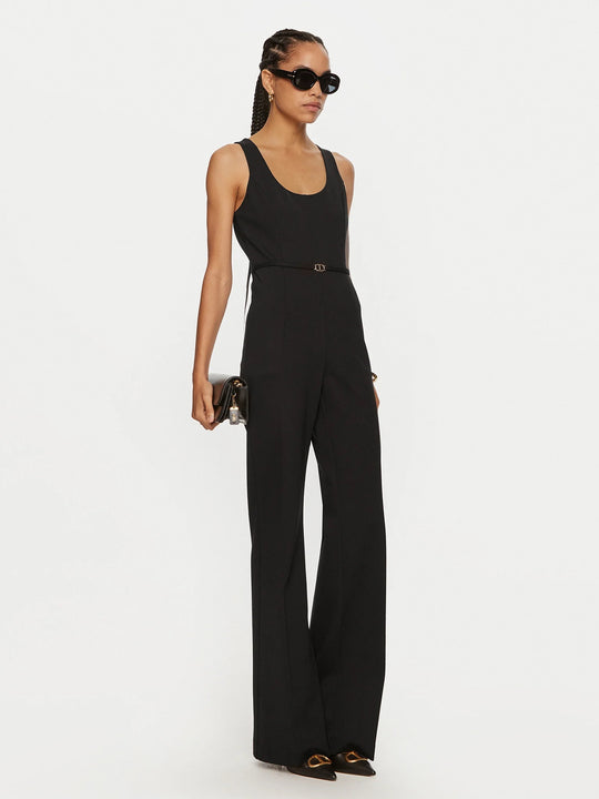 Jumpsuit with a exhibited leg