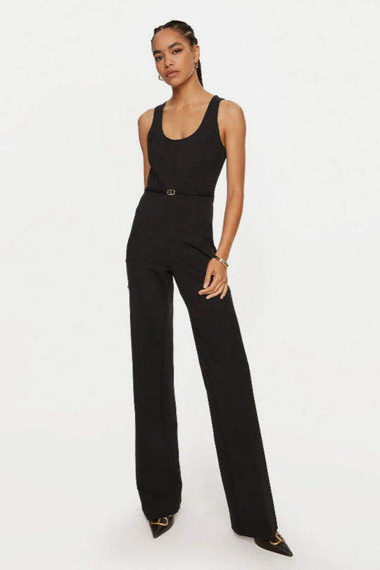 Jumpsuit with a exhibited leg